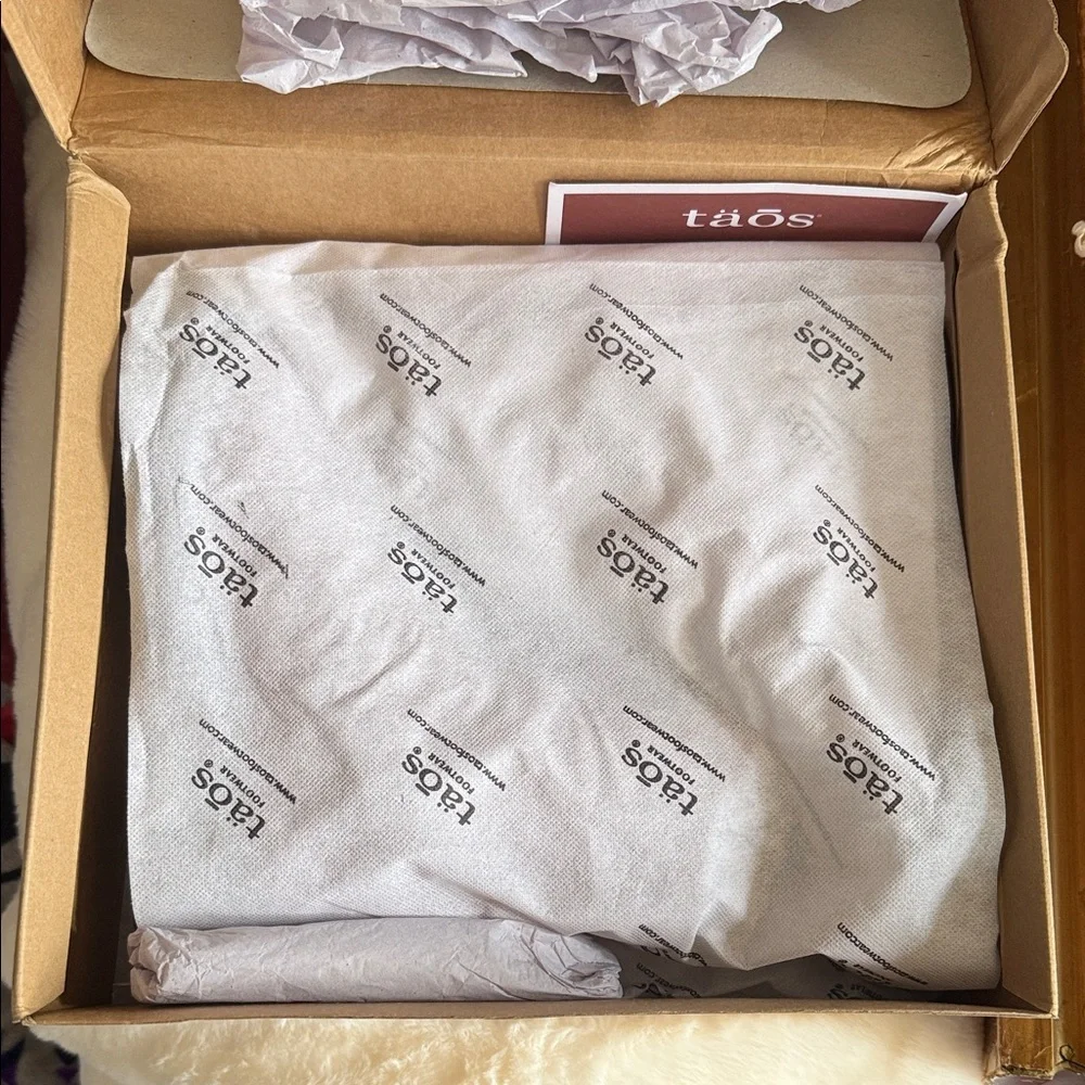Taos Crave Footwear in Box - Picture 2 of 9